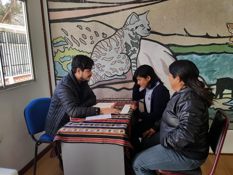 Profesional de Senadis, Francisco Bustamante, realiza una evaluación a estudiante del Liceo Granaderos.