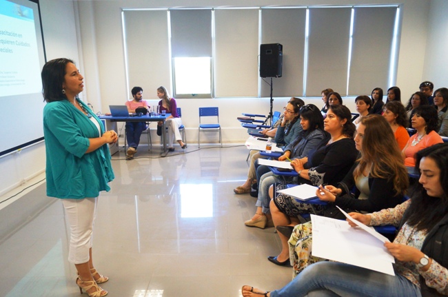 Directora Regional de Senadis entrega un mensaje en la primera jornada de capacitación