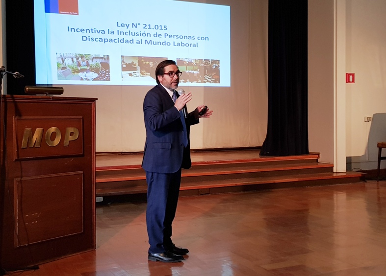 Director Nacional de Senadis expone en la actividad.