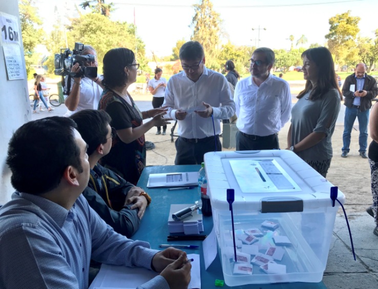 Autoridades durante el recorrido por las mesas de votación en el Estadio Nacional.