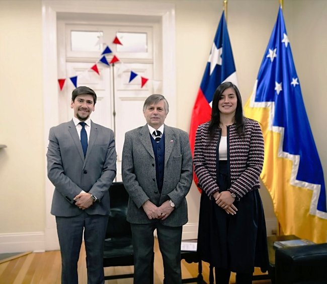 Intendente Región de Magallanes y Seremi de Desarrollo Social y Familia junto al nuevo Director Regional de Senadis,  Iván González.