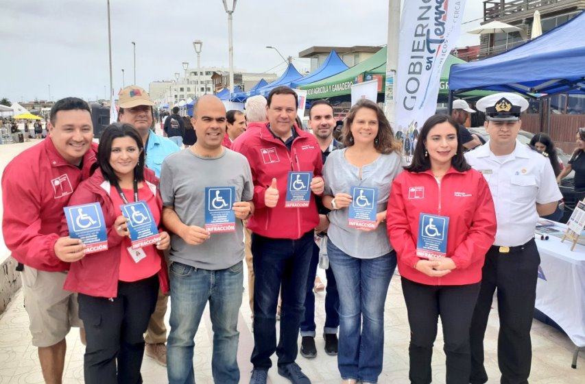 Autoridades muestran volante sobre uso de estacionamientos para vehículos para personas con discapacidad durante Gobierno en Terreno