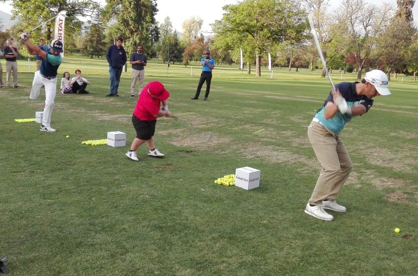 Golfistas realizando tiros de prueba.