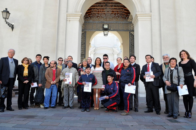 Autoridades junto a particiantes del video en lanzamiento de la Primera Consulta Ciudadana sobre la Discriminación en Chile 
