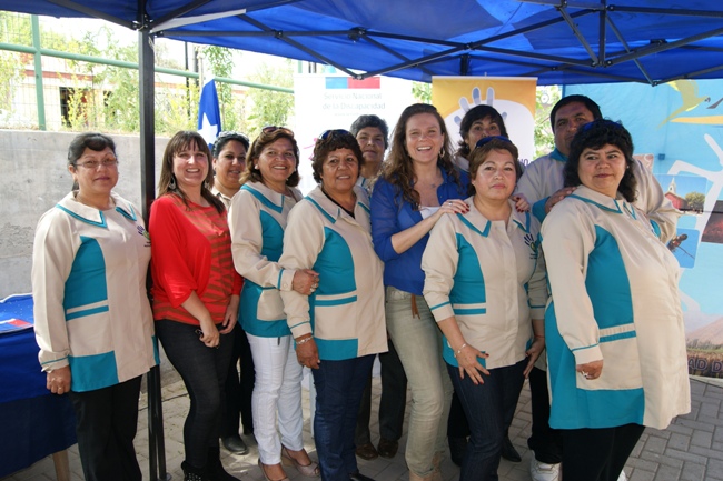 Directora Nacional con monitoras de apoyo a la rehabilitación del CCR de Monte Patria.