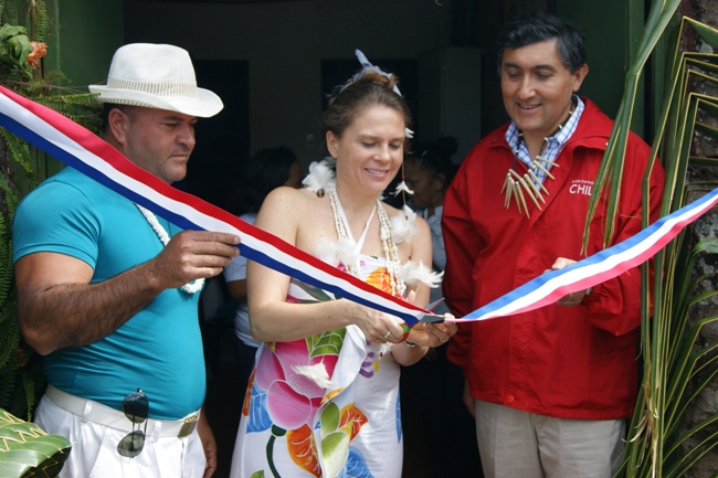 Directora Nacional junto a autoridades en la nueva Casa de la Inclusión de la Isla de Pascua