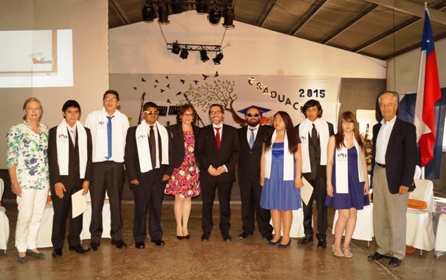 Director Nacional de Senadis junto a los estudiantes de octavo básico graduados del Colegio Santa Lucía.