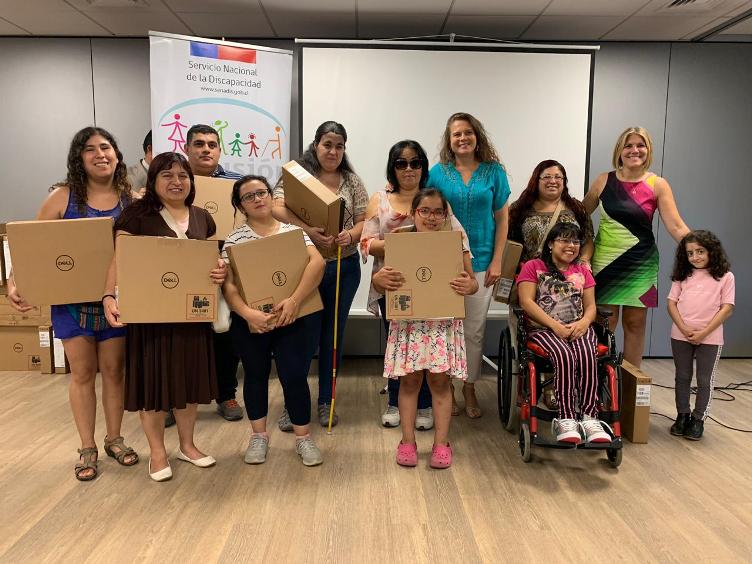 Autoridades junto a las personas beneficiadas por el programa de ayudas técnicas de Senadis.