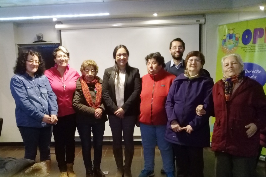 Directora Regional junto a personas que asistieron a la actividad.