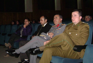 La Coordinadora de Gestión Operativa, Bárbara Díaz, junto a representantes de las Fuerzas Armadas en la exhibición de la película. 