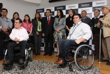 Ministra del Trabajo y Directora del Senadis junto a trabajadores con discapacidad y ejecutivos de la empresa Movistar