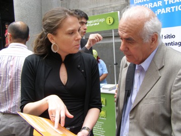 Directora Nacional del Senadis entregando y explicando el Manual que promueve la integración de personas con movilidad reducida en el Transporte Público