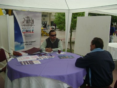 El profesional del Senadis Atacama, Alfredo Vidal en el stand informativo del Servicio entregando material de difusión.