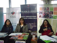 En la fotografía aparece Gabriela Leiva en el stand de Fonadis