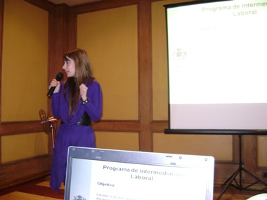 La profesional del Senadis La Araucanía, Carola Muñoz, realizando su exposición en el Taller de sensibilización empresarial