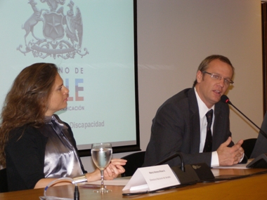 Ministro de Planificación y Directora Nacional del Senadis en la apertura de la Consulta Ciudadana.