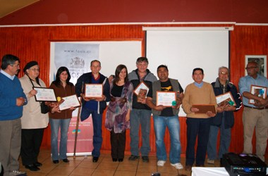 La Coordinadora de Gestión Operativa, Bárbara Díaz junto a las personas beneficiadas con el Fondo Nacional de Desarrollo Regional