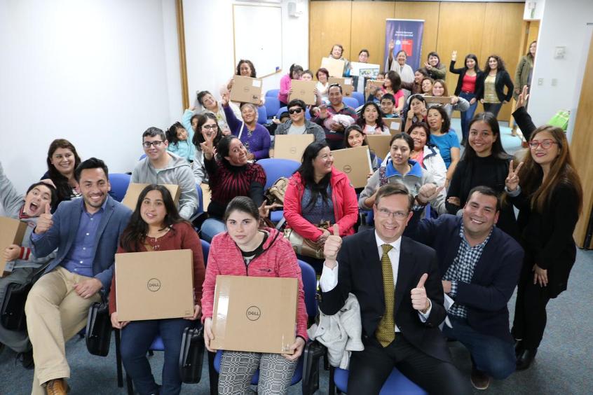 Director Regional (s) de Senadis y equipo de Desarrollo Social junto a las personas beneficiadas.