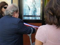 En la fotografía aparece el Secretario Ejecutivo realizando el corte de cinta en la entrada de la p