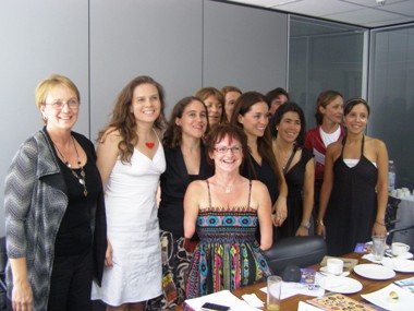 María Ximena Rivas junto a Tara Flood, Barbara Asenjo y profesionales de la Fundación Mírame.