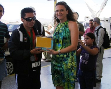 Directora Nacional del Senadis entrega reconocimiento a Cristián Valenzuela por su gran logro en el Mundial de Nueva Zelanda.