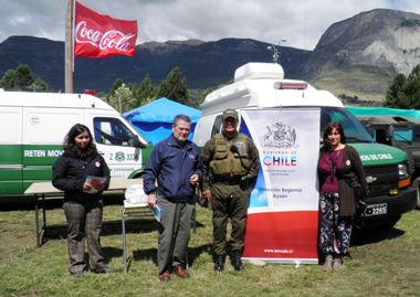 Julio Bascur junto a los profesionales de la Dirección Regional y representante de Carabineros en el lanzamiento de la campaña.