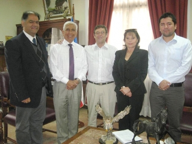 Francisco Laso junto al Alcalde de San Antonio y funcionarios municipales.