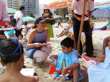 María Ximena Rivas entrega volantes a familias que veranean an Antofagasta