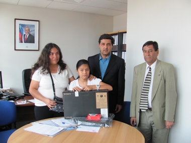 Director Regional de Arica y Parinacota entregó notebook a niña beneficiaria del programa de Ayudas Técnicas del Senadis.