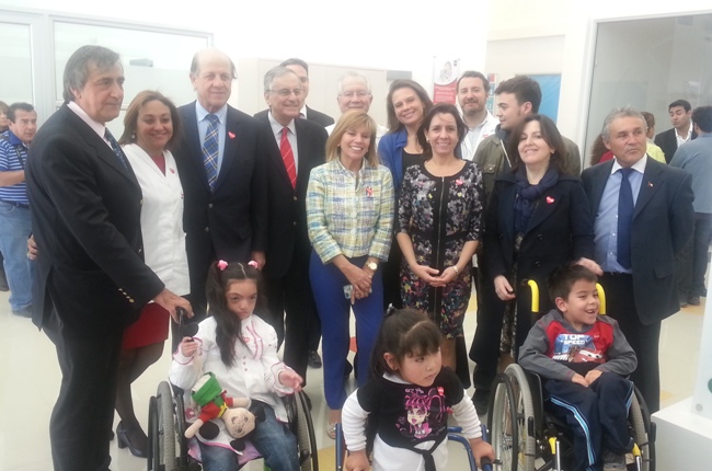 Autoridades asistentes a la inauguración. 