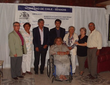 El Director Regional del Senadis Arica y Parinacota junto a las personas invitadas a la inauguración del Pub Restaurant para personas con discapacidad.