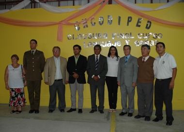 El Director Regional del Senadis junto a las personas que participaron en el curso de Lengua de Señas.