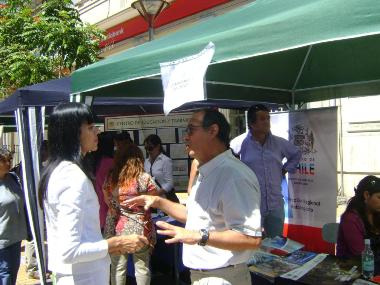 Director Regional del Senadis, Luis Oñate, junto a la seremi de Justicia, Lorena Santander.