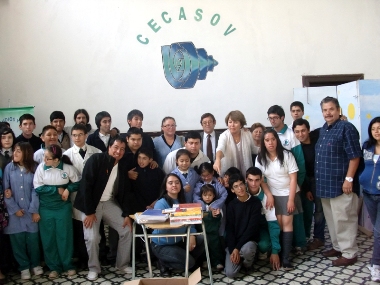 Director Regional del Senadis junto a profesionales y alumnos del Centro de Estudios y Capacitación para Sordos de Valparaíso, CECASOV.