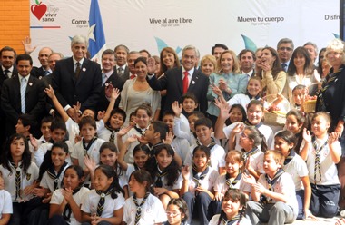 El Presidente de la República, la Primera Dama junto a autoridades y niños durante el lanzamiento del programa Elige Vivir Sano.