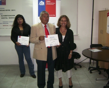 La Directora Regional del Senadis Atacama entrega certificado del curso de capacitación.