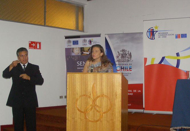 La Directora Nacional del Senadis, María Ximena Rivas hablando al público asistente. 