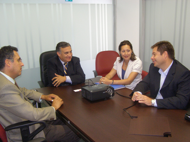 El Subdirector del Senadis, presentó a la Directora Regional del Senadis a la autoridad regional.