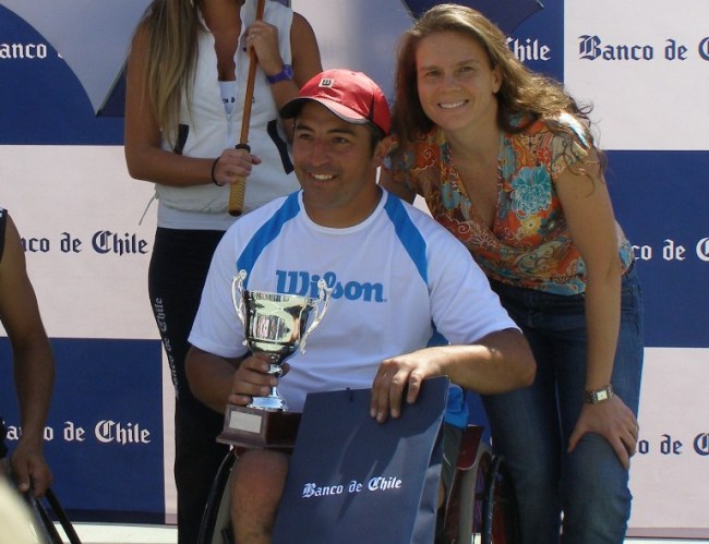 Directora Nacional del Senadis entrega trofeo a uno los ganadores del dobles de varones.