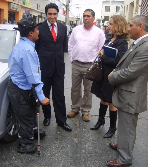 Directora Regional del Senadis junto al Seremi del Trabajo, el dueño de la empresa HERVOC Parquímetros y una de las personas con discapacidad trabajando.