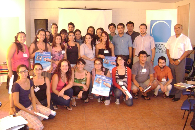 El Director Regional junto a los profesionales del Servicio País.