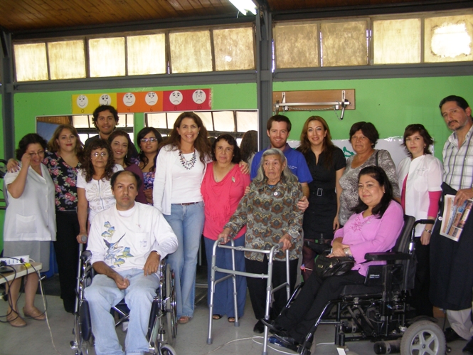 Directora Regional junto al equipo de rehabilitación que atiende a los pacientes tras cumplir un año funcionando.