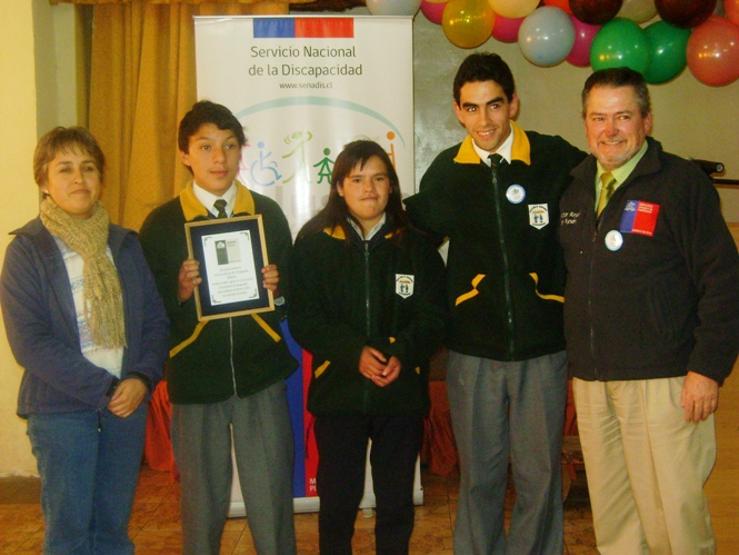 Julio Bascur entrega reconocimiento a los representantes de la Escuela Diferencial España