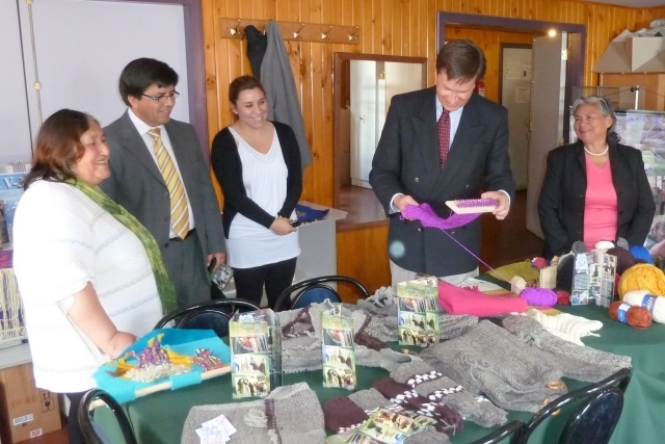 Director Regional del Senadis de Los Lagos, visitó la casa de acogida para conocer el trabajo de las tejedoras.