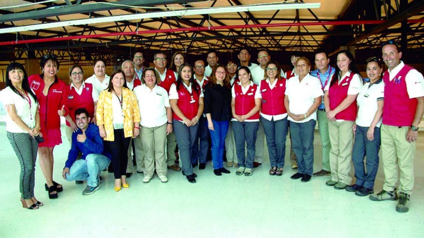 Autoridades junto al equipo de Unimarc 