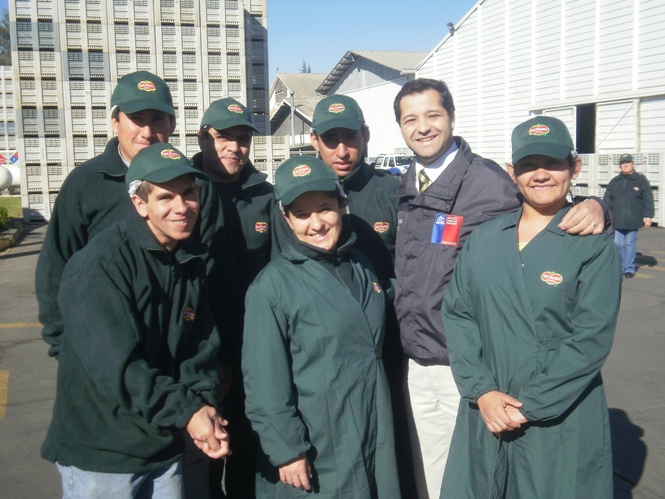 Director Regional del Senadis junto a trabajadores insertados laboralmente en la empresa Del Monte.