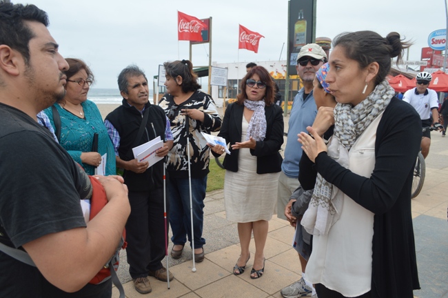 Directora Regional junto a los asistenes a actividad. 