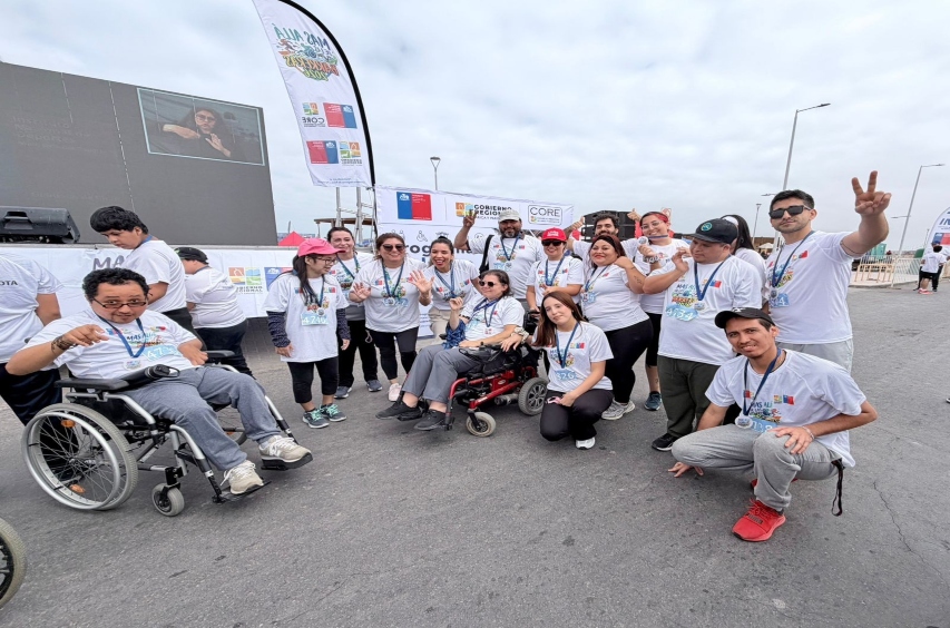 Foto grupal de los participantes en la actividad.