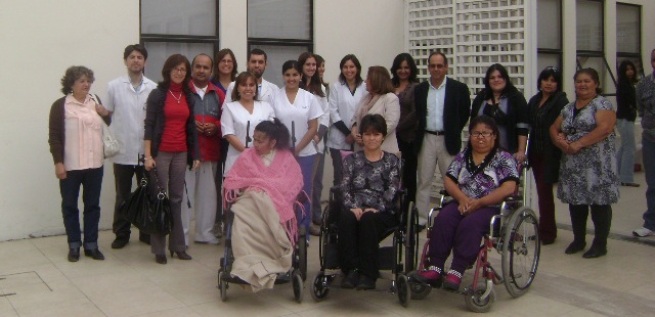 Director Regional junto a equipo del Centro de Atención Norte y personas beneficiadas