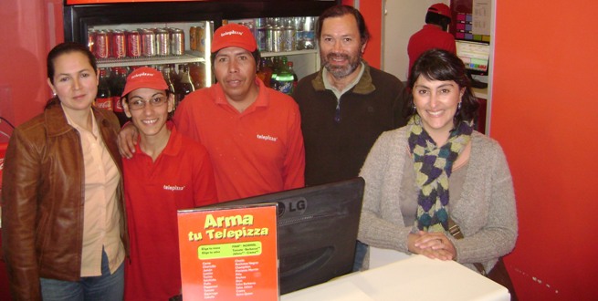 La Directora Regional junto a los empresarios y los trabajadores con discapacidad de Telepizza